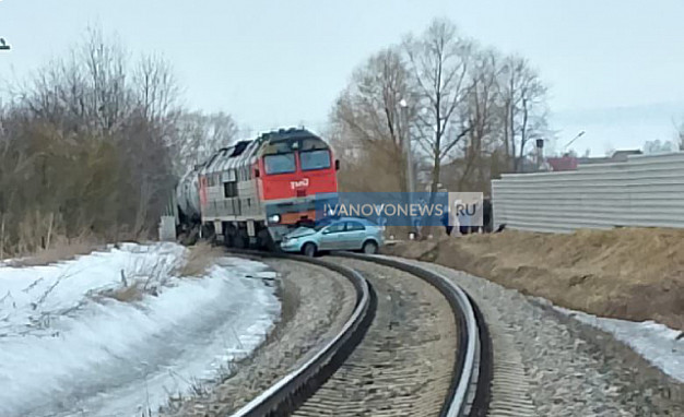 В Ивановской области легковушка выскочила на пути перед грузовым поездом